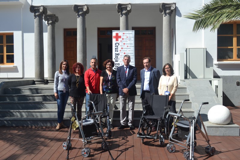 La Asociaci�n Neerlandesa Canaria entrega a Cruz Roja 4.000 � para adquirir sillas  de ruedas, muletas, andadores y bastones
