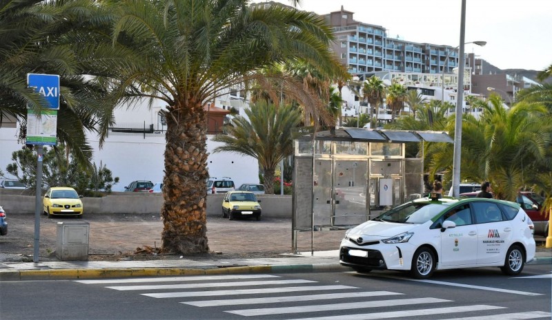 Playa del Cura estrena marquesina en la parada de taxis 