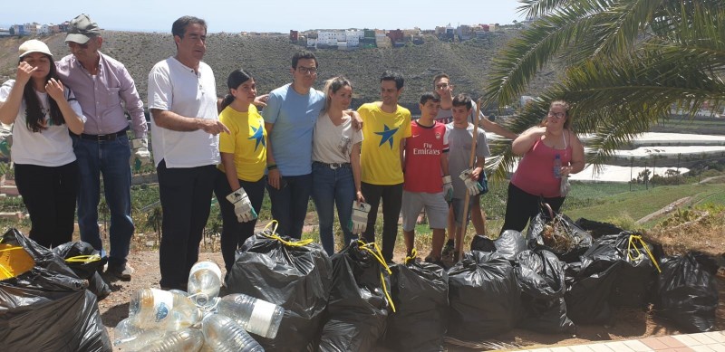 Pablo Rodr�guez y Mar�a Fern�ndez participan en el reto #TrashtagChallenge para limpiar el medio ambiente