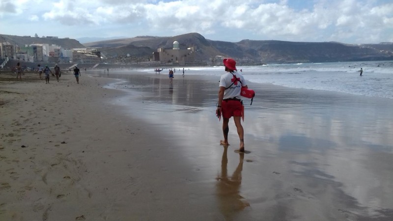Cruz Roja presta cobertura en vigilancia, salvamento y socorrismo en 26 playas de Canarias