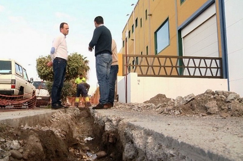 Ag�imes mejora la red de abastecimiento de agua potable  en el P-3 norte del Pol�gono Arinaga