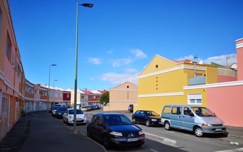 Santa Luc�a cambia el asfalto de las aceras por pavimento de piso en la urbanizaci�n de Doctoral 