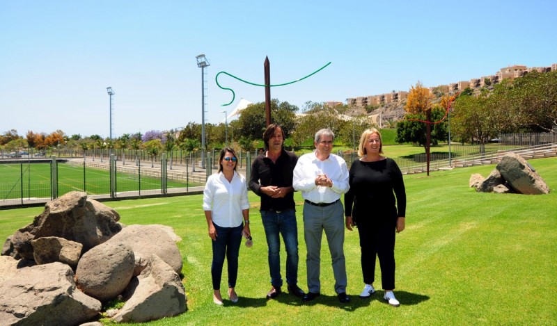 Cinco agujas gigantes cosen la identidad de Maspalomas