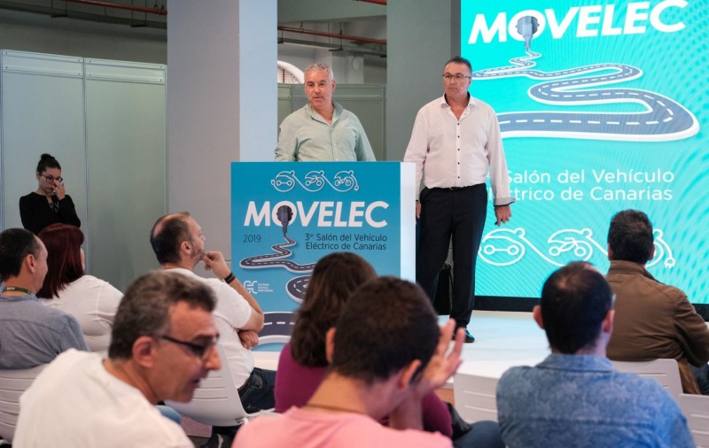 Los dos primeros taxistas �el�ctricos` de Canarias ahorran 4.000 euros al a�o y han ganado en calidad de vida 