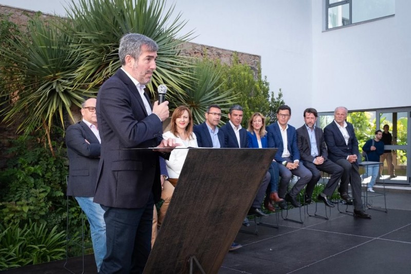 Fernando Clavijo firma su �contrato con Canarias� para los pr�ximos 4 a�os 