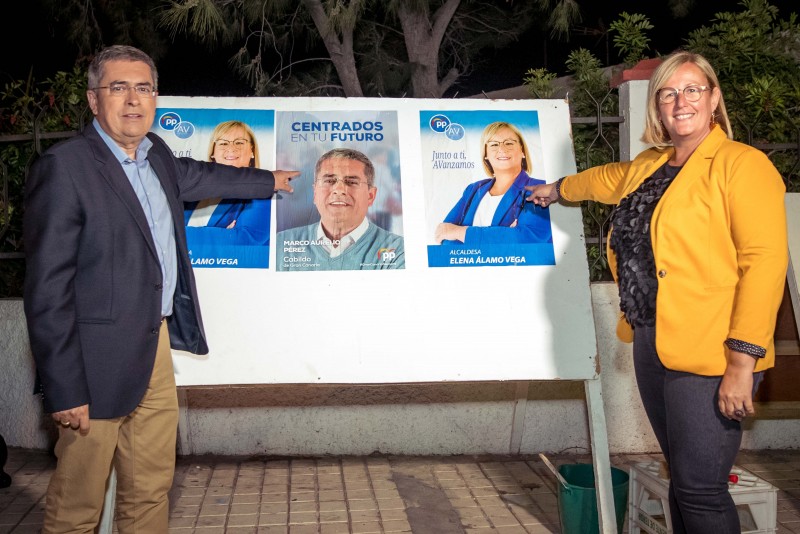 Marco Aurelio P�rez y Elena �lamo Vega inician la campa�a en Maspalomas con la pega de de carteles  