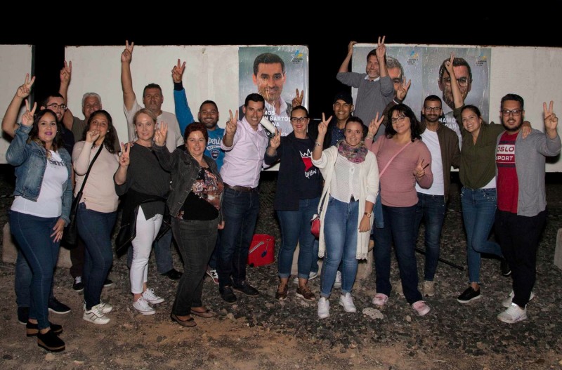 Alejandro Marichal y su equipo inician la campa�a con la tradicional pegada de carteles en San Bartolom� de Tirajana