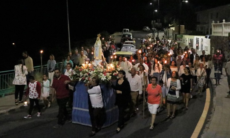 Las antorchas iluminan la procesi�n de la Virgen de F�tima en Veneguera 