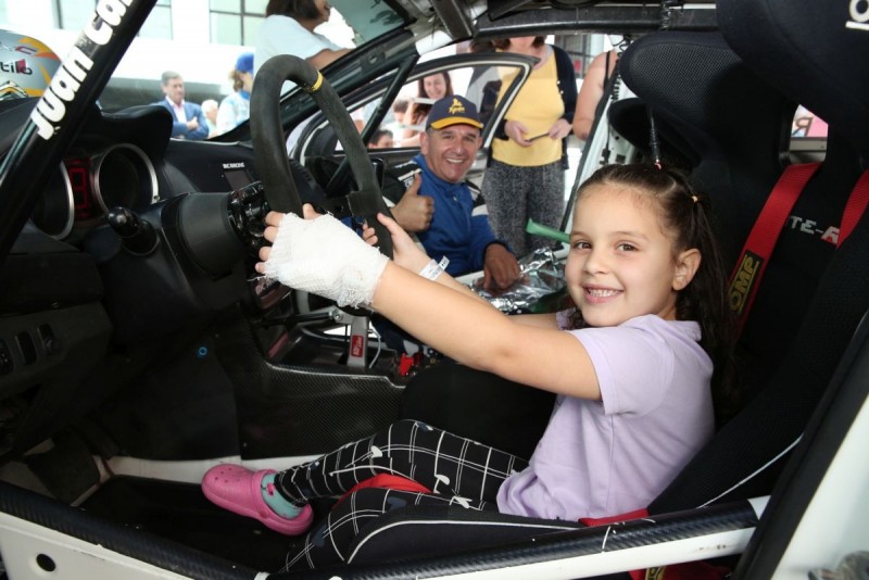 El Materno Infantil ha recibido la visita de los pilotos de la Escuder�a Maspalomas