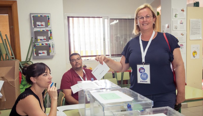Elena �lamo Vega, candidata del PP-AV a la Alcald�a de San Bartolom� de Tirajana, fue madrugadora y vot� en El Tablero 