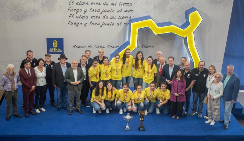 Las jugadoras del Rocasa prometen en el  Cabildo seguir d�ndolo todo