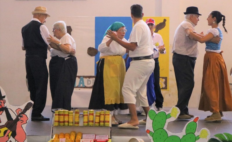 Los mayores de Mog�n y los alumnos del IES Arguinegu�n celebran juntos el D�a de Canarias