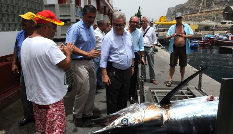Bravo de Laguna se re�ne con la Cofrad�a de Pescadores de Mog�n 