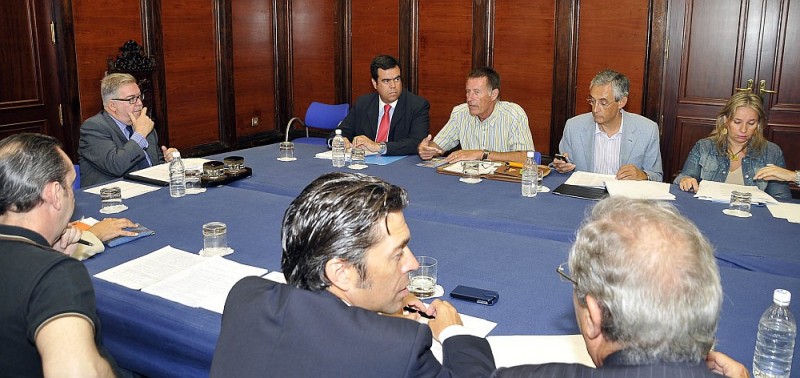 Bravo de Laguna se re�ne con empresarios y patronal tur�stica