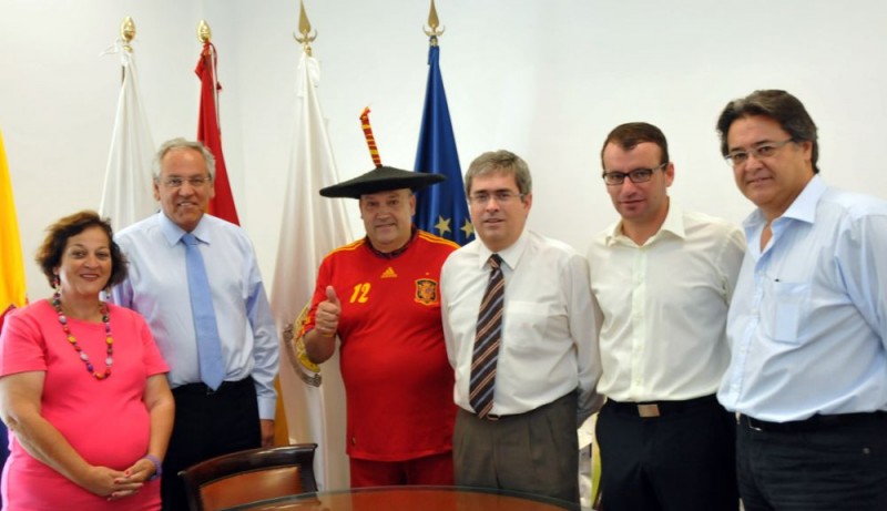 Manolo el del bombo visita la Alcald�a