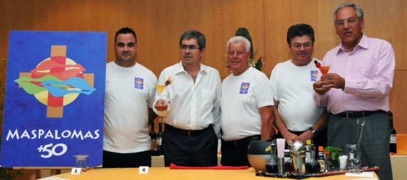 El maitre Juan Alem�n Rodr�guez elabora el C�ctel Maspalomas+50