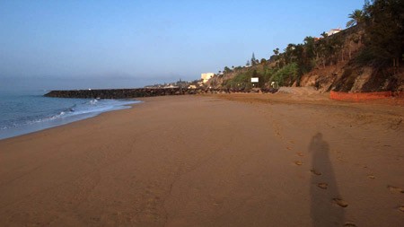 Un joven de 19 a�os en estado cr�tico al caerse por un terrapl�n en la Playa del Cochino