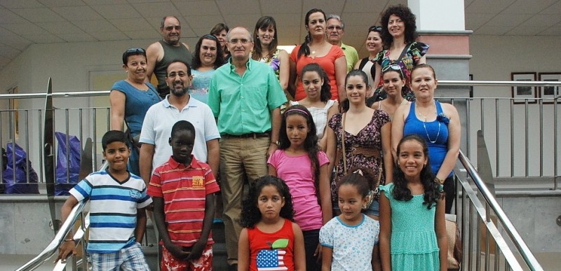 Silverio Matos recibe a los ni�os saharauis y a las familias que los acogen en el municipio