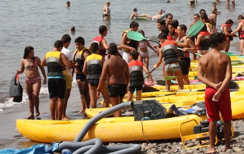 J�venes Tirajaneros conviven en la Playa de El Pajar