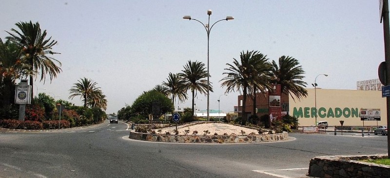 Santa Lucia remodela la rotonda del acceso norte para facilitar la entrada y salida del tr�fico 