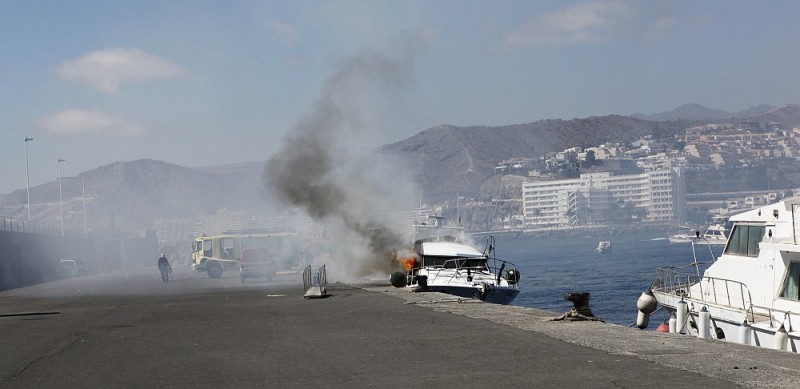 Fuego en un yate en el sur grancanario