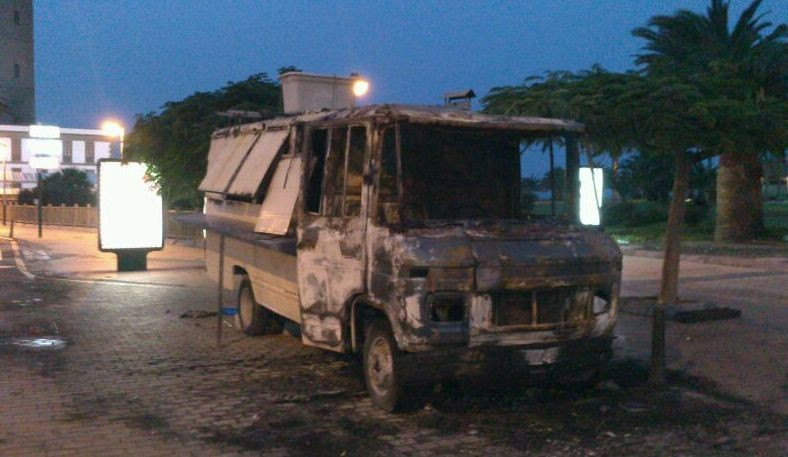 Se quema el furg�n bar del Faro