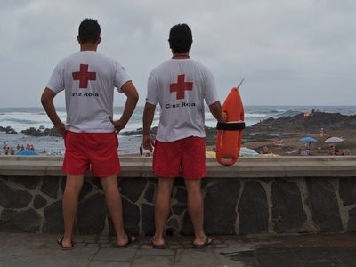 Cruz Roja rescata a tres personas en apuros en la Playa del �guila