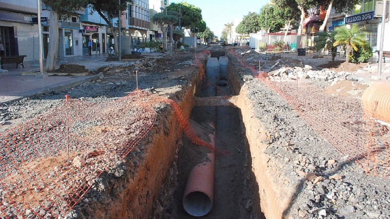 Las obras de la Avenida de Canarias permiten la mejora del colector de aguas pluviales de la v�a