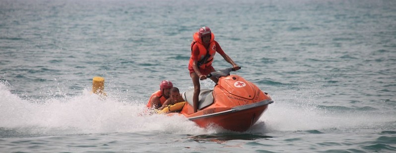 Rescatados dos menores en la playa de Las Burras