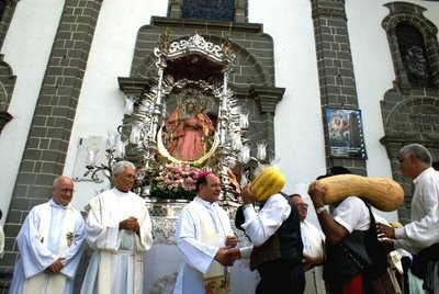 Teror celebra la 61� edici�n de la Romer�a-Ofrenda del Pino 