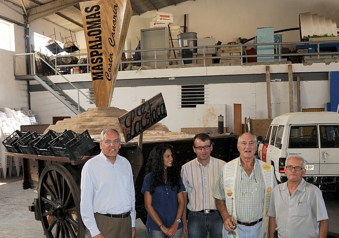 Tirajana bendice su carreta  antes de salir para Teror