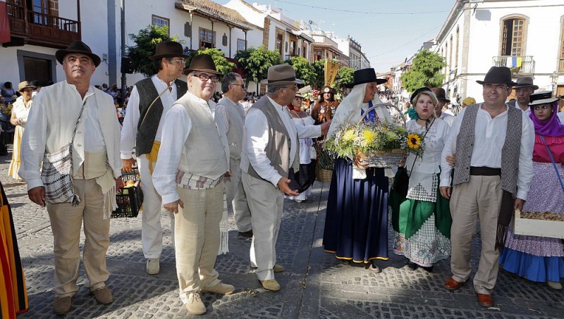 Cientos de  peregrinos disfrutan en Teror de la 61� edici�n de la Romer�a-Ofrenda en honor a la Virgen del Pino