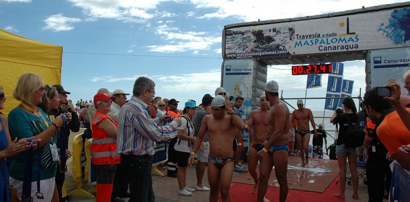 Jos� Mar�a Ladislao y Ana Rosa Navarro, ambos del C.N. Las Palmas ganadores de la Primera Traves�a a nado Melonera -Maspalomas
