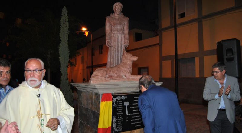 Una estatua de Francisco de As�s preside  la plaza p�blica de Castillo del Romeral