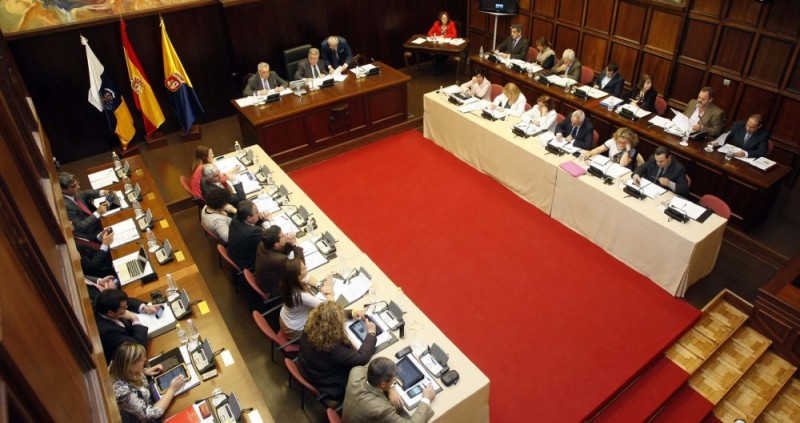El Cabildo aprueba por unanimidad la moci�n del PSOE para instar al Estado a que mantenga la subvenci�n a la desalaci�n de agua de mar