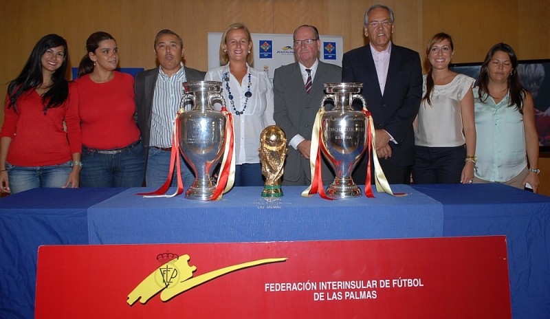 M�s de 400 personas se fotograf�an con los trofeos de la Roja en Maspalomas