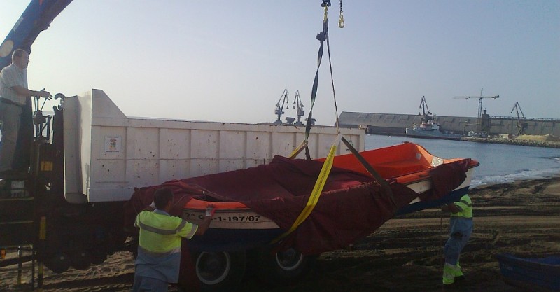 El Ayuntamiento retira las barquillas abandonadas de la Playa del Pajar