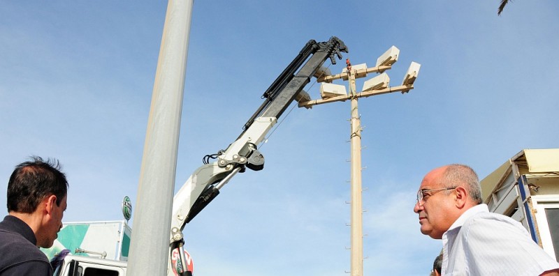 Retiran 5 torretas de luz del Centro Comercial Anexo de Playa del Ingl�s 