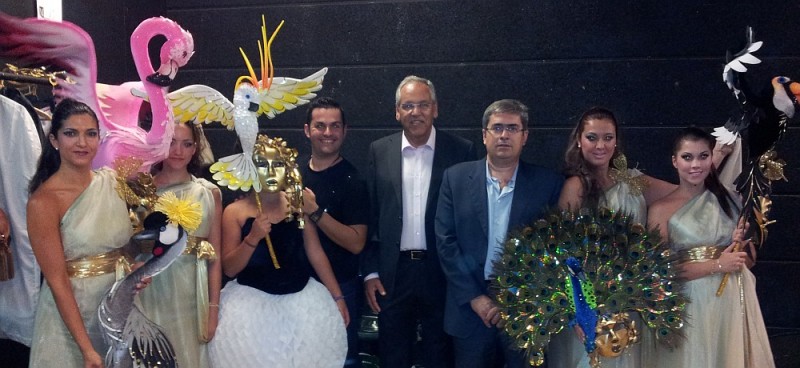 El dise�ador Manuel Encinoso recibe apoyos del alcalde y del edil de Turismo