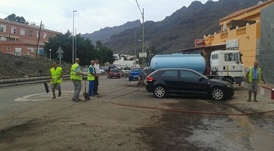 Mog�n trabaja para limpiar los destrozos del temporal de lluvia