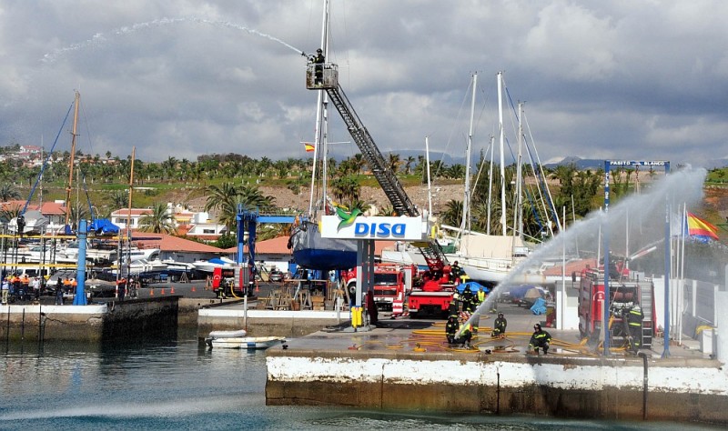 Los bomberos de Maspalomas realizan un simulacro utilizando agua de mar