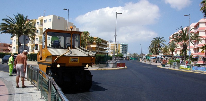 El Ayuntamiento asfalta la zona tur�stica