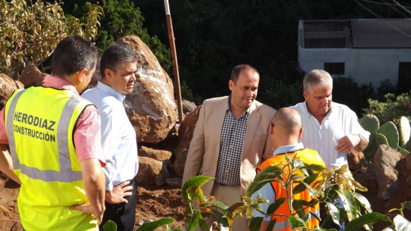 Francisco Gonz�lez y Hern�ndez Lobo supervisan las obras de saneamiento 