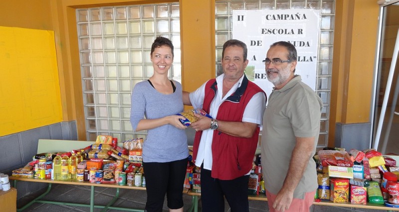Alumnos del C.E.I.P. El Tablero entregan 150 kg de alimentos a Cruz Roja