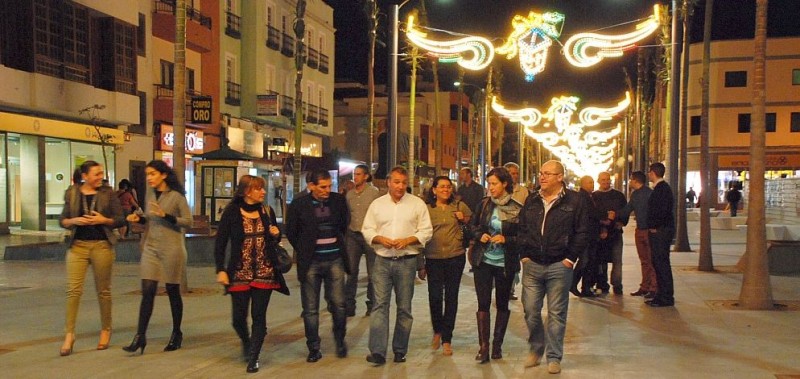 Vecindario adelanta el encendido del alumbrado navide�o para dinamizar el comercio