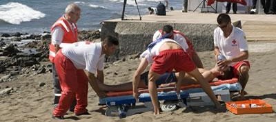 Cruz Roja recupera a un var�n en  Playa del Ingl�s de una parada cardiorespiratoria