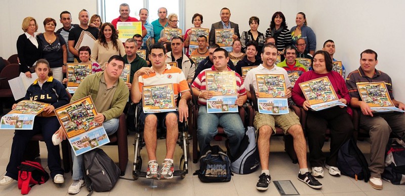 Trabajadores de Urbaser sufraga el coste del calendario solidario de j�venes discapacitados 