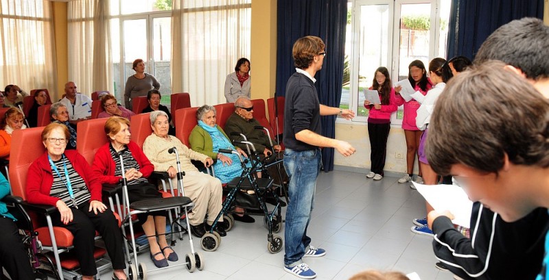 J�venes del IES Amurga inician el proyecto intergeneracional del municipio