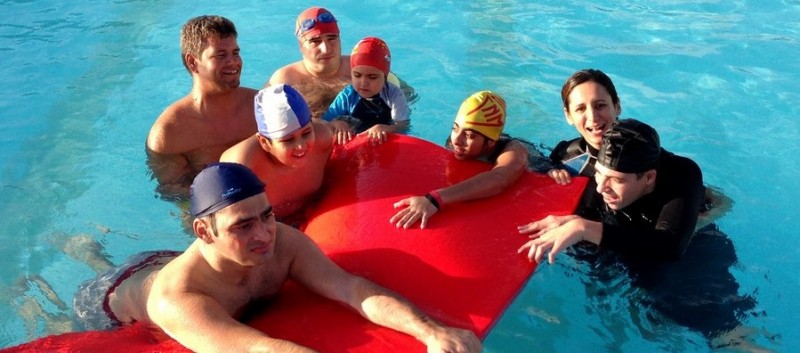 Discapacitados del municipio aprenden a nadar en Maspalomas