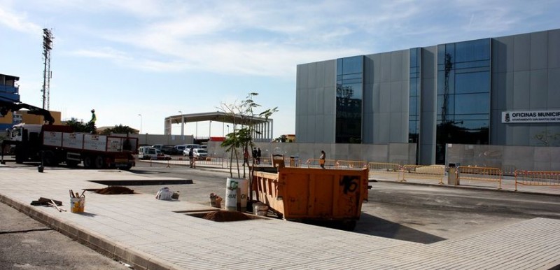 El Ayuntamiento mejora los accesos a los CEIP Oasis y Marcial Franco  de San Fernando